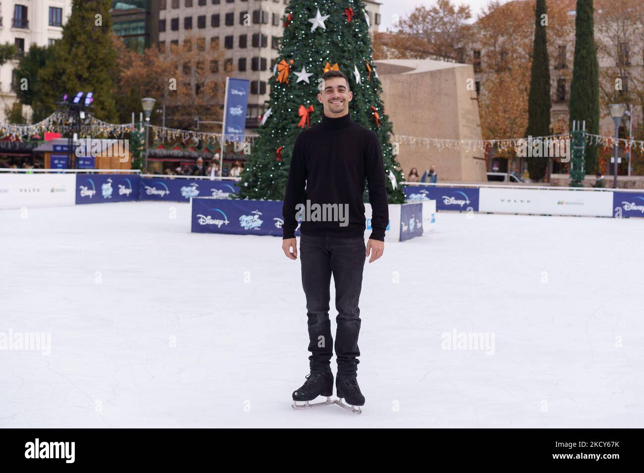 Le patineur espagnol Javier Fernandez en action lors de la présentation de la patinoire sur la Plaza de Colon à Madrid, 19 décembre 2021 Espagne (photo d'Oscar Gonzalez/NurPhoto) Banque D'Images