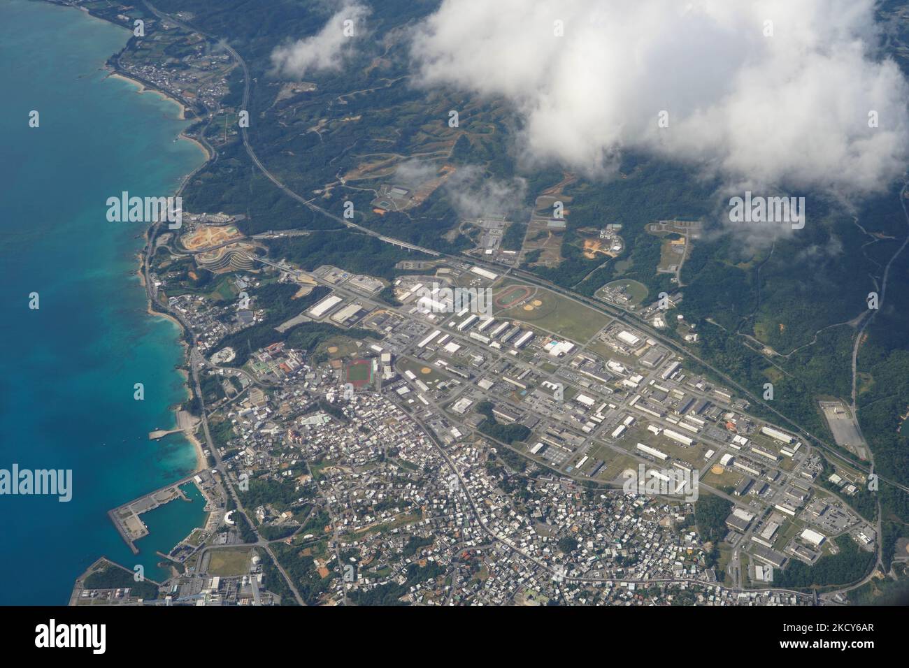 Une vue aérienne du camp Hansen du corps marin américain à Kin on 12 décembre 2021 à Okinawa, au Japon. Environ 70% de l'ensemble des installations militaires américaines au Japon sont basées dans la préfecture d'Okinawa. (Photo de Jinhee Lee/NurPhoto) Banque D'Images