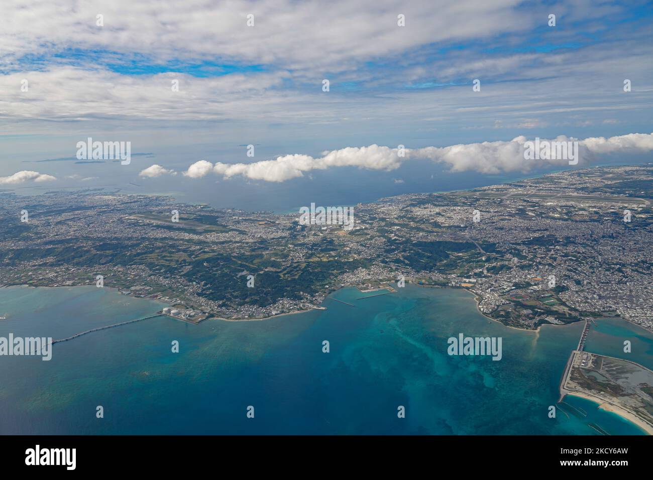 Dans une vue aérienne du centre de l'île d'Okinawa, on voit la station aérienne américaine Futenma (L) et la base aérienne de Kadena à 12 décembre 2021, à Okinawa, au Japon. Environ 70% de l'ensemble des installations militaires américaines au Japon sont concentrées dans la préfecture d'Okinawa. (Photo de Jinhee Lee/NurPhoto) Banque D'Images