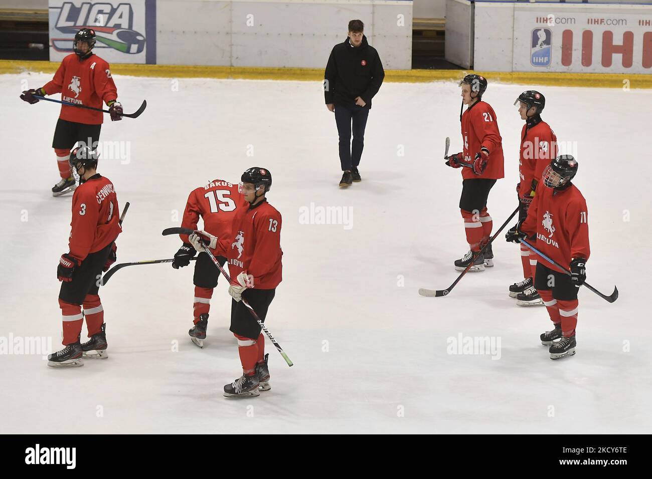 Lituanie joueurs en action pendant la division II - Groupe A 2022 Championnat du monde de hockey sur glace U20 entre la Lituanie et la Corée du Sud sur 19 décembre 2021 à Brasov, Roumanie. (Photo par Alex Nicodim/NurPhoto) Banque D'Images