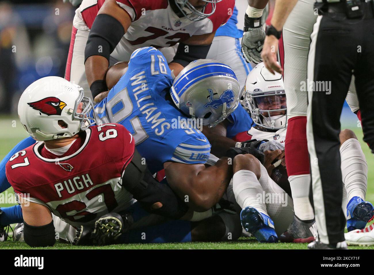 Le quarterback des Arizona Cardinals Kyler Murray (1) est saccagé par les Detroit Lions en dehors du linebacker Charles Harris (53) pendant la première moitié d'un match de football de la NFL à Detroit, Michigan, États-Unis, dimanche, 19 décembre 2021. (Photo de Jorge Lemus/NurPhoto) Banque D'Images