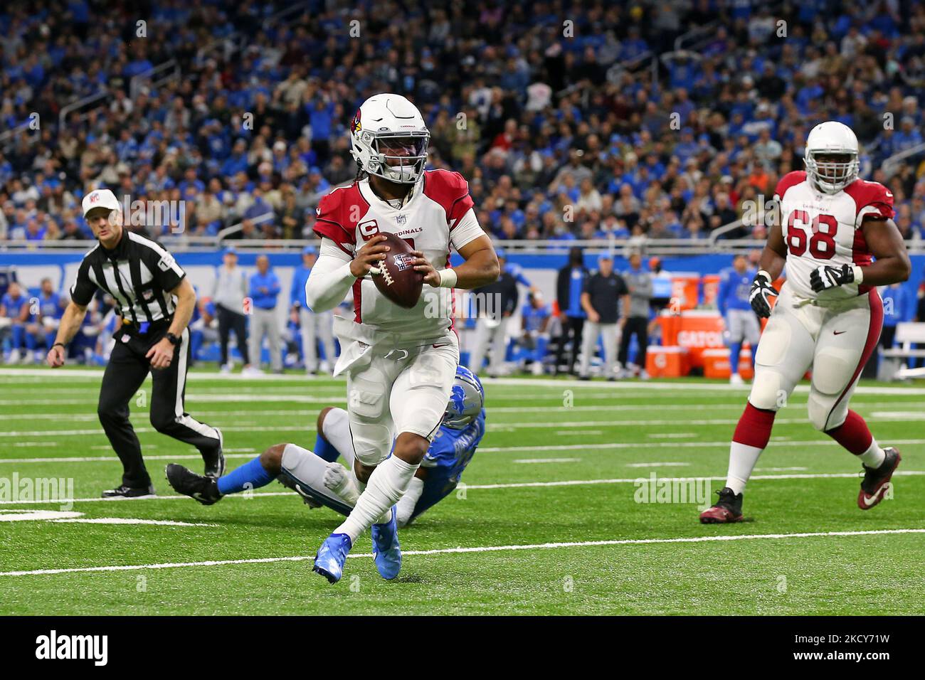 Le quarterback des Arizona Cardinals, Kyler Murray (1), attend de passer la première moitié d'un match de football de la NFL contre les Detroit Lions à Detroit, Michigan, États-Unis, dimanche, 19 décembre 2021. (Photo de Jorge Lemus/NurPhoto) Banque D'Images