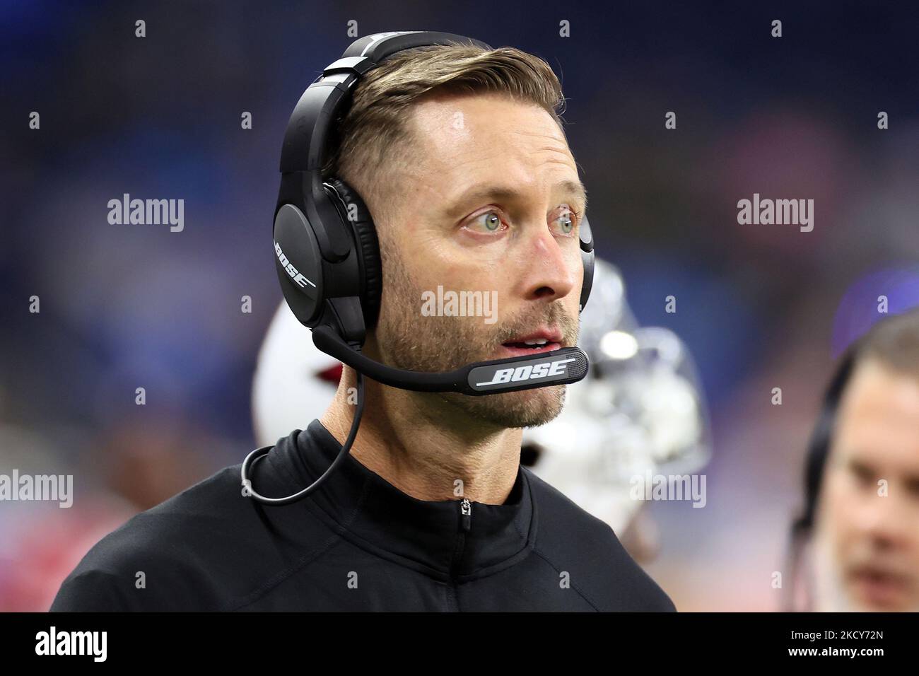 L'entraîneur-chef des Arizona Cardinals, Kliff Kingsbury, regarde depuis le banc de touche lors d'un match de football de la NFL entre les Detroit Lions et les Arizona Cardinals à Detroit, Michigan, États-Unis, dimanche, 19 décembre 2021. (Photo par Amy Lemus/NurPhoto) Banque D'Images