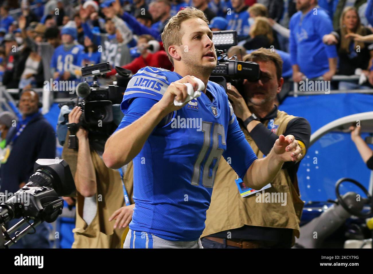 Jared Goff (16), le quarterback des Lions de Détroit, s'est enfermé après la conclusion d'un match de football de la NFL contre les Arizona Cardinals à Detroit, Michigan, États-Unis, dimanche, 19 décembre 2021. (Photo de Jorge Lemus/NurPhoto) Banque D'Images