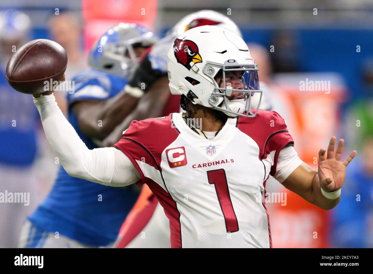 Le quarterback des Arizona Cardinals, Kyler Murray (1), attend de passer pendant la deuxième moitié d'un match de football de la NFL contre les Detroit Lions à Detroit, Michigan, États-Unis, dimanche, 19 décembre 2021. (Photo de Jorge Lemus/NurPhoto) Banque D'Images