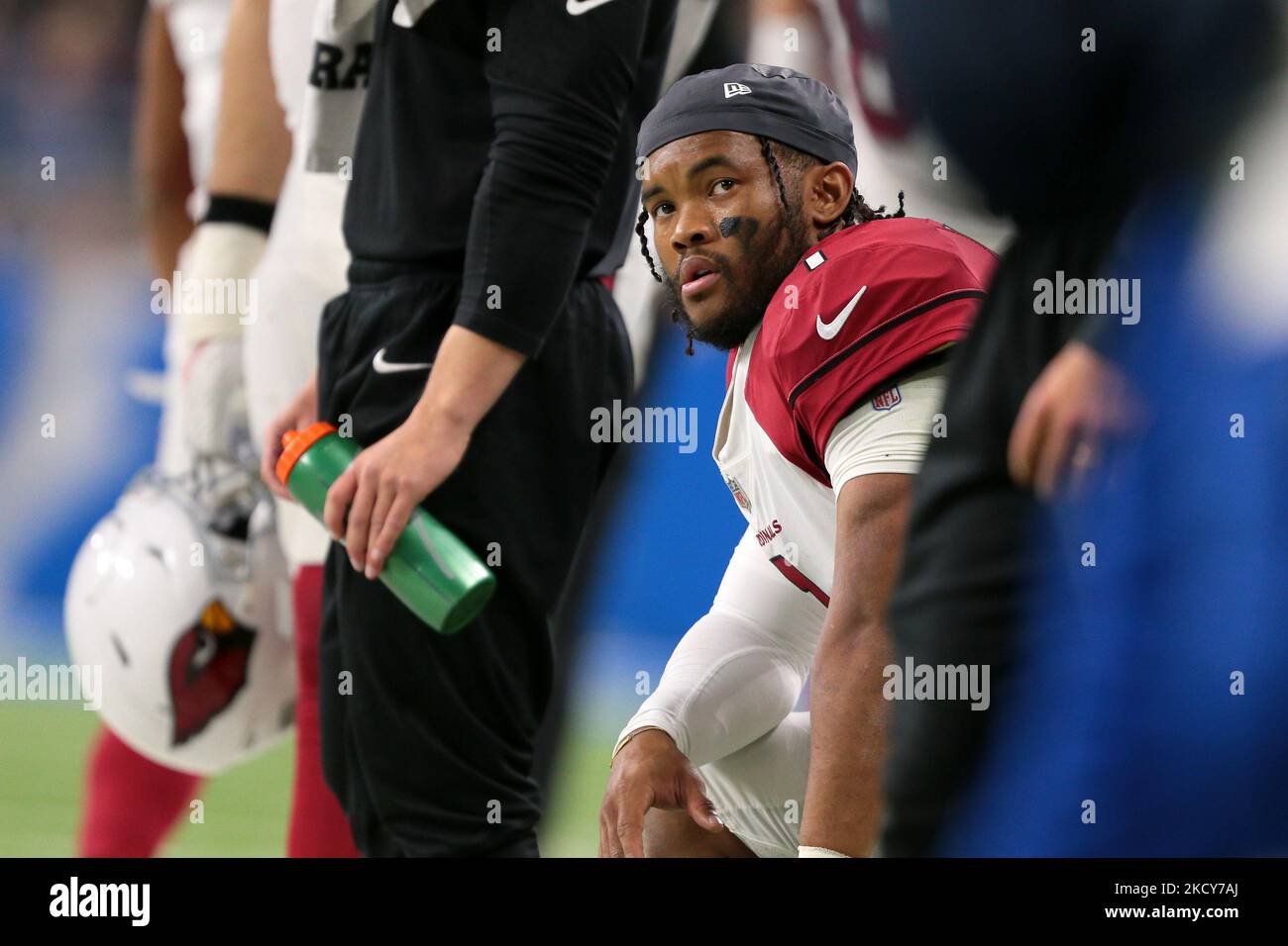 Le quarterback des Arizona Cardinals Kyler Murray (1) suit la partie lors de la deuxième partie d'un match de football de la NFL contre les Detroit Lions à Detroit, Michigan, États-Unis, dimanche, 19 décembre 2021. (Photo de Jorge Lemus/NurPhoto) Banque D'Images