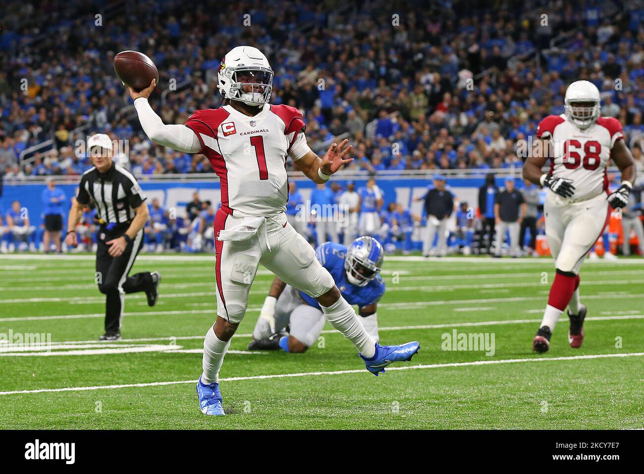 Le quarterback des Arizona Cardinals, Kyler Murray (1), attend de passer la première moitié d'un match de football de la NFL contre les Detroit Lions à Detroit, Michigan, États-Unis, dimanche, 19 décembre 2021. (Photo de Jorge Lemus/NurPhoto) Banque D'Images