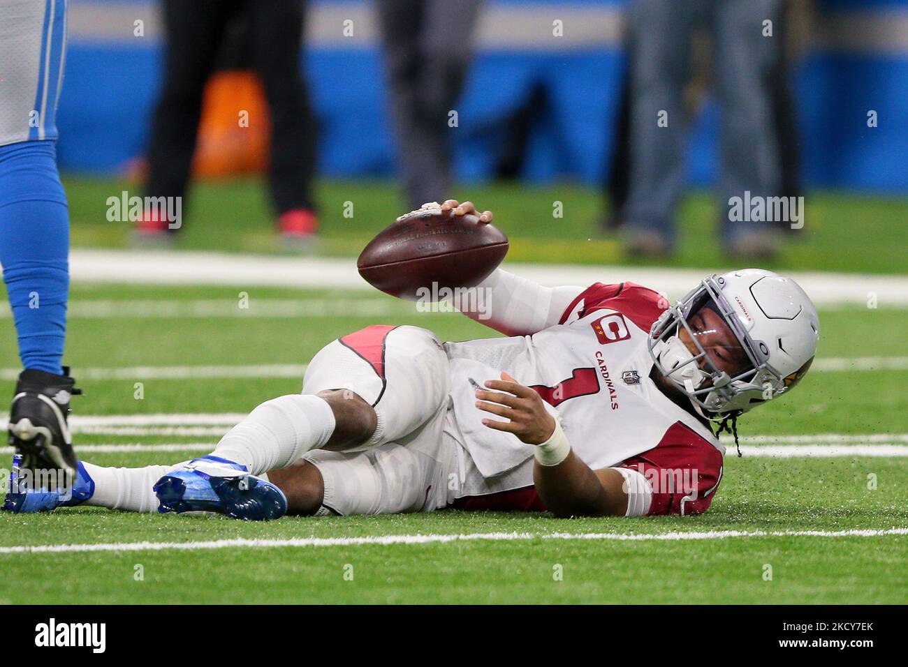 Le quarterback des Arizona Cardinals Kyler Murray (1) est saccagé par les Detroit Lions en dehors du linebacker Charles Harris (53) pendant la première moitié d'un match de football de la NFL à Detroit, Michigan, États-Unis, dimanche, 19 décembre 2021. (Photo de Jorge Lemus/NurPhoto) Banque D'Images