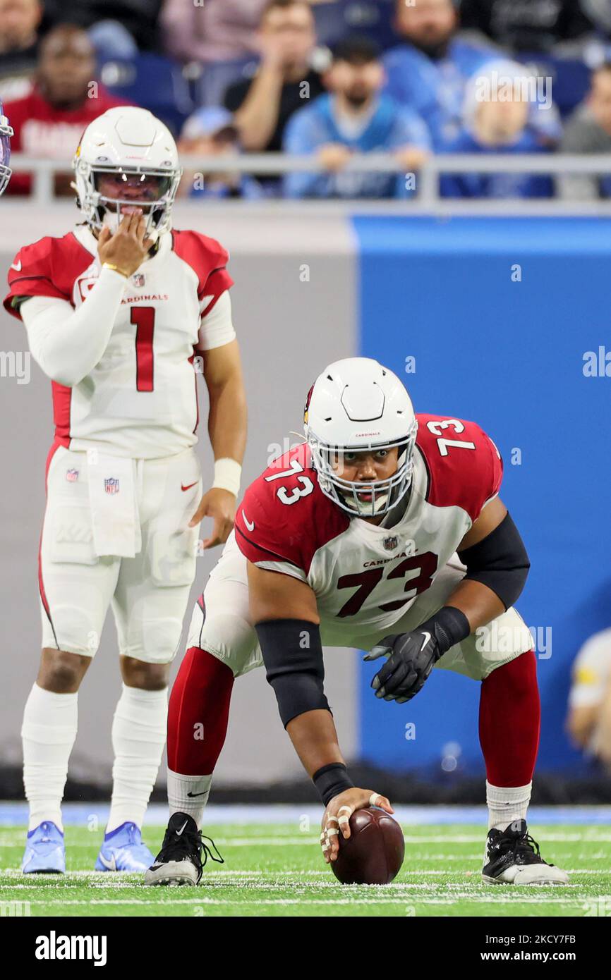Les Cardinals de l'Arizona gardent Max Garcia (73) se prépare à mettre le ballon à l'assaut du quarterback des Cardinals de l'Arizona Kyler Murray (1) lors d'un match de football de la NFL entre les Lions de Detroit et les Cardinals de l'Arizona à Detroit, Michigan, États-Unis, dimanche, 19 décembre 2021. (Photo par Amy Lemus/NurPhoto) Banque D'Images