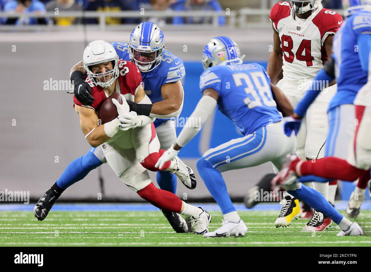 Arizona Cardinals Tight End Zach Ertz (86) est attaqué par les Lions de Detroit à l'intérieur de linebacker Derrick Barnes (55) lors d'un match de football de la NFL entre les Lions de Detroit et les cardinaux de l'Arizona à Detroit, Michigan, États-Unis, dimanche, 19 décembre 2021. (Photo par Amy Lemus/NurPhoto) Banque D'Images