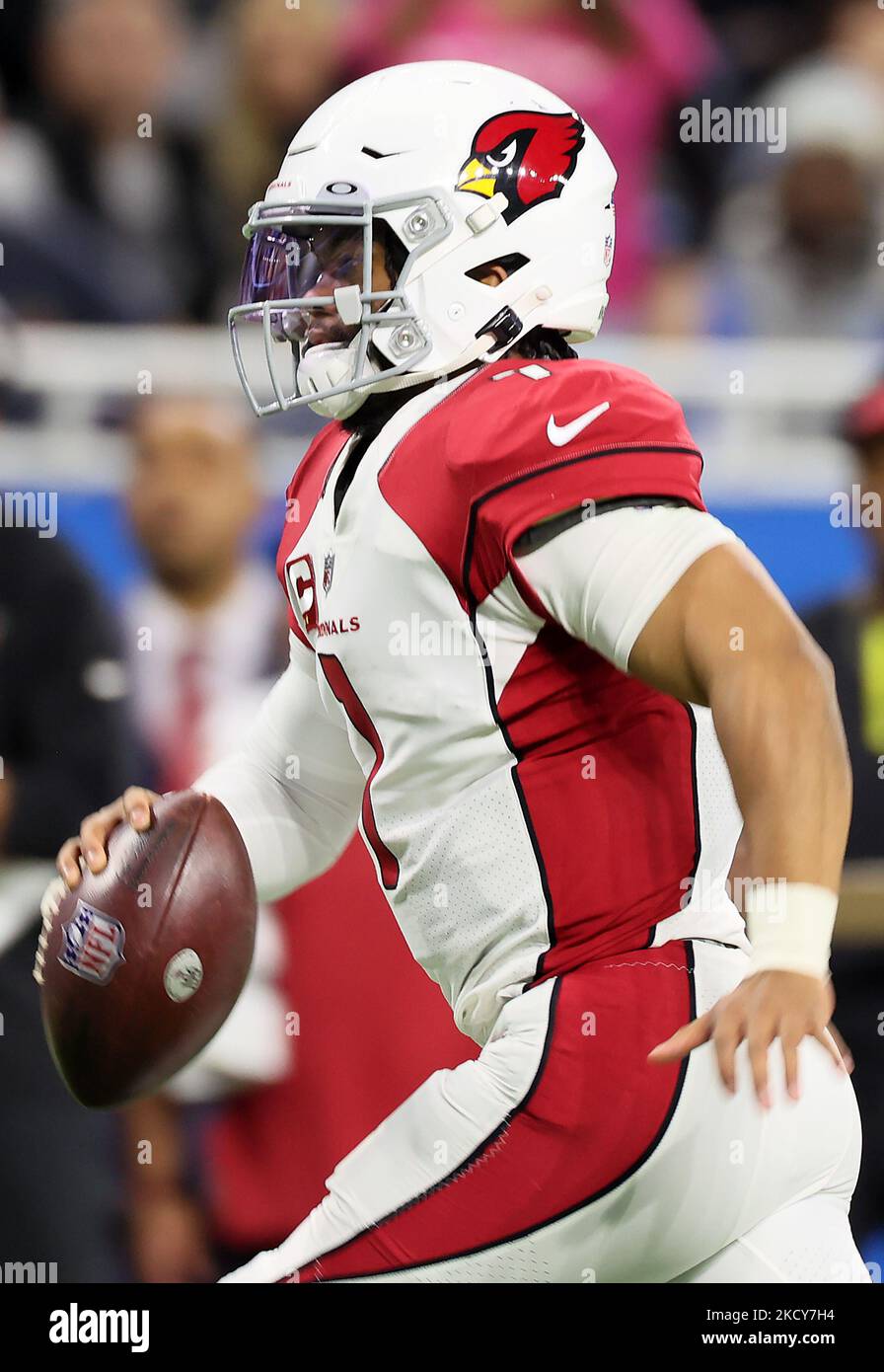 Le quarterback des Arizona Cardinals Kyler Murray (1) joue avec le ballon lors d'un match de football de la NFL entre les Detroit Lions et les Arizona Cardinals à Detroit, Michigan, États-Unis, dimanche, 19 décembre 2021. (Photo par Amy Lemus/NurPhoto) Banque D'Images