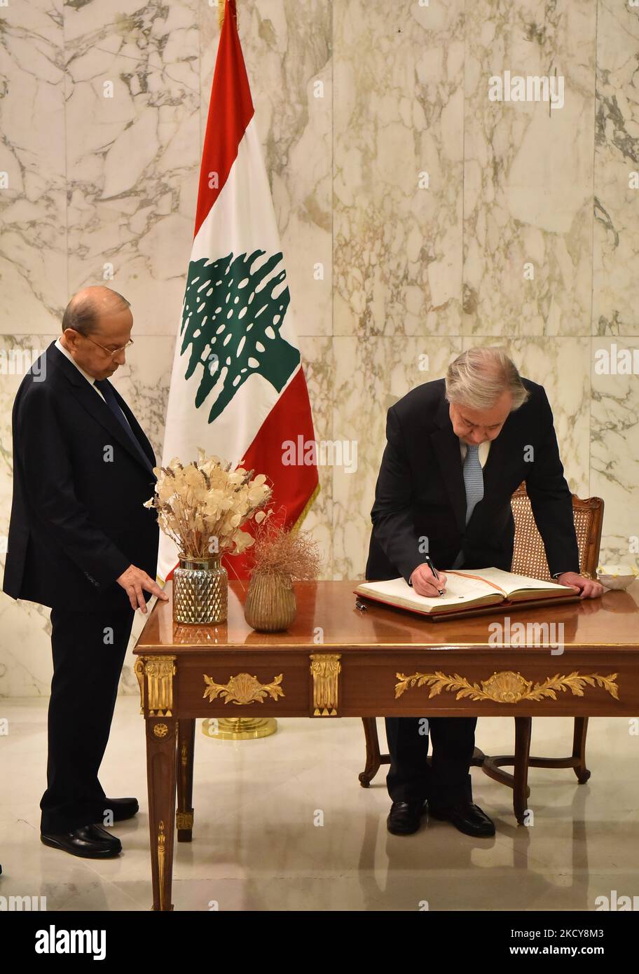 Le Président libanais Michel Aoun (L) et le Secrétaire général de l'Organisation des Nations Unies Antonio Guterres (R) tiennent une conférence de presse commune à la suite de leur réunion au Palais présidentiel de Baabda, à l'est de Beyrouth, au Liban, sur 19 décembre 2021. (Photo par Fadel Itani/NurPhoto) Banque D'Images