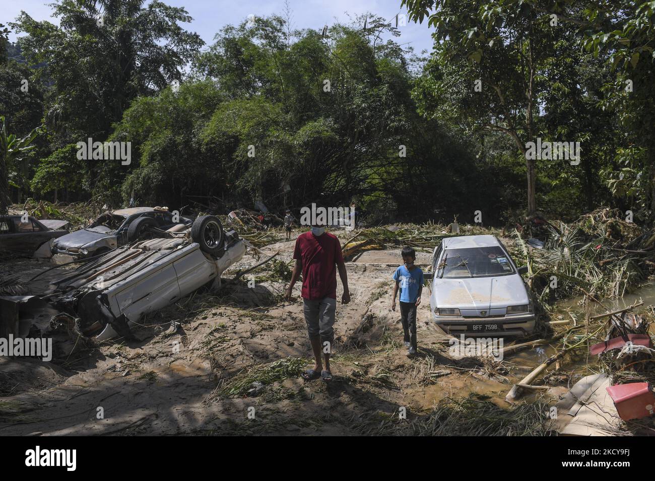 Une voiture endommagée touchée par les inondations à Hulu Langat, à l'extérieur de Kuala Lumpur, en Malaisie, le 20 décembre 2021. Plus de 50 000 000 personnes ont été contraintes de quitter leur domicile en Malaisie et au moins sept sont mortes après que le pays ait été confronté à certaines de ses pires inondations depuis des années. (Photo par Mat Zain/NurPhoto) Banque D'Images