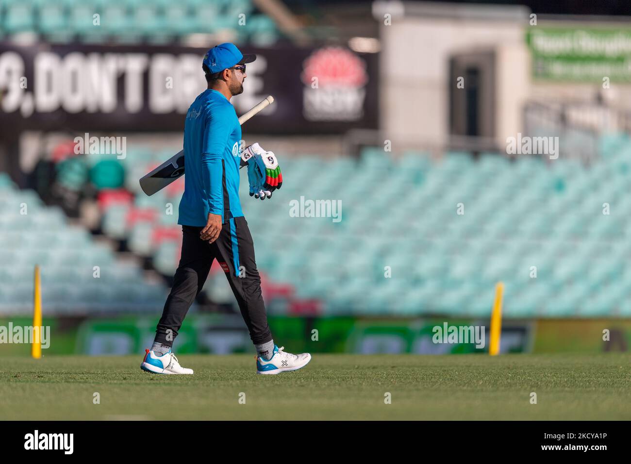Les grévistes de Rashid Khan d'Adélaïde se réchauffent avant le match entre les Sixers de Sydney et les grévistes d'Adélaïde au Sydney Cricket Ground, sur 21 décembre 2021, à Sydney, en Australie. (Usage éditorial uniquement) Banque D'Images