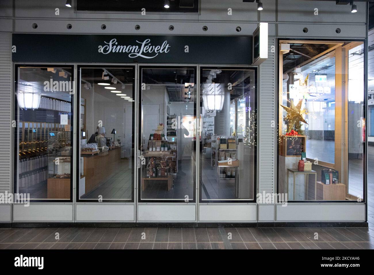 Affichage du magasin fermé. Rues d'Amsterdam au cours du premier jour du confinement soudain dans la capitale néerlandaise. La première nation européenne déclare un verrouillage complet pour lutter contre la nouvelle variante d'Omicron qui s'intensifie, les pays-Bas se bloque après que le gouvernement a ordonné la fermeture de tous les magasins, cafés, restaurants, bars, salles de sport, Écoles, lieux sportifs, lieux culturels et autres à partir du dimanche et pendant 4 semaines afin d'empêcher la propagation de la mutation Omicron du coronavirus Covid-19. Amsterdam, pays-Bas sur 19 décembre 2021 (photo de Nicolas Economou/NurPhoto) Banque D'Images