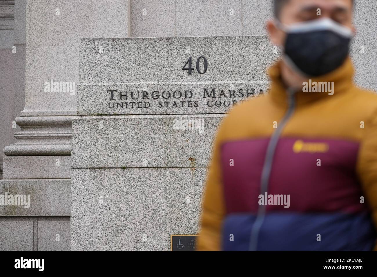 Ambiance à l'extérieur du palais de justice des États-Unis Thurgood Marshall à Manhattan pendant que le jury délibère sur 21 décembre 2021 à New York. Ghislaine Maxwell, âgée de 59 ans, est accusée d'aider le financier Jeffrey Epstein à recruter et à maltraiter sexuellement quatre jeunes filles pendant des années. S'il est condamné, la socialite britannique pourrait faire face à 80 ans de prison. (Photo de John Nacion/NurPhoto) Banque D'Images