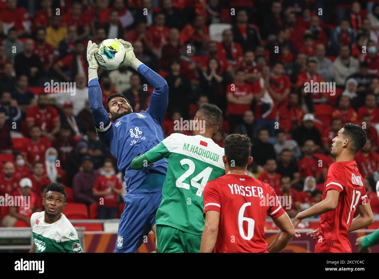 Le gardien de but (1) Mohamed El Shenawy de l'équipe d'Al Ahly sauve le ballon lors de la finale de la Super Cup CAF entre Al Ahly et Raja Casablanca au stade Al Rayyan à Al Rayyan, Qatar, le 22 décembre 2021. (Photo par Ayman Aref/NurPhoto) Banque D'Images