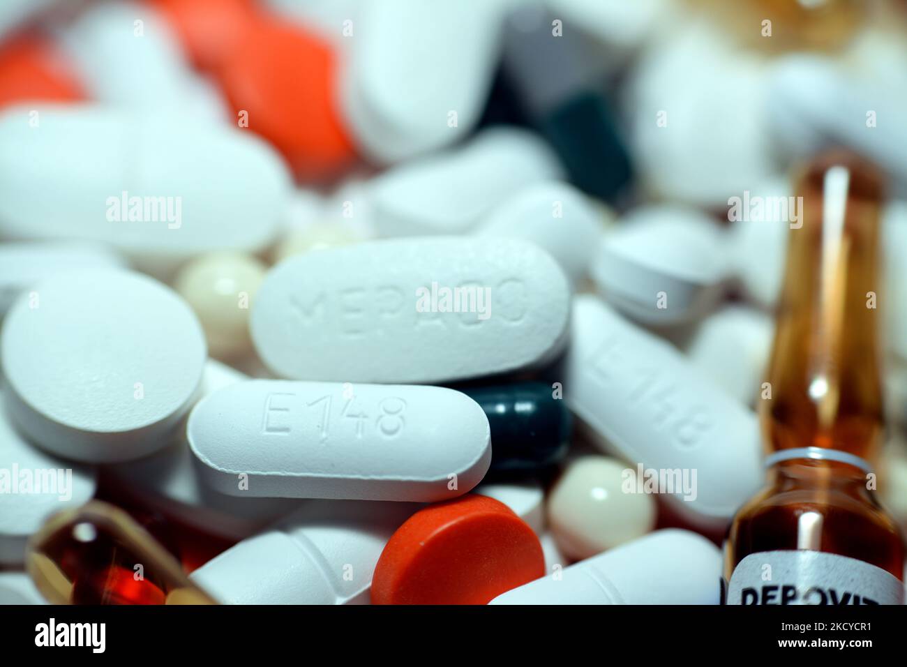 Le Caire, Egypte, 29 octobre 2022: Pile de différents comprimés médicaux, pilules, capsules et ampoules qui ont utilisé pour traiter diverses maladies et conditions, stac Banque D'Images