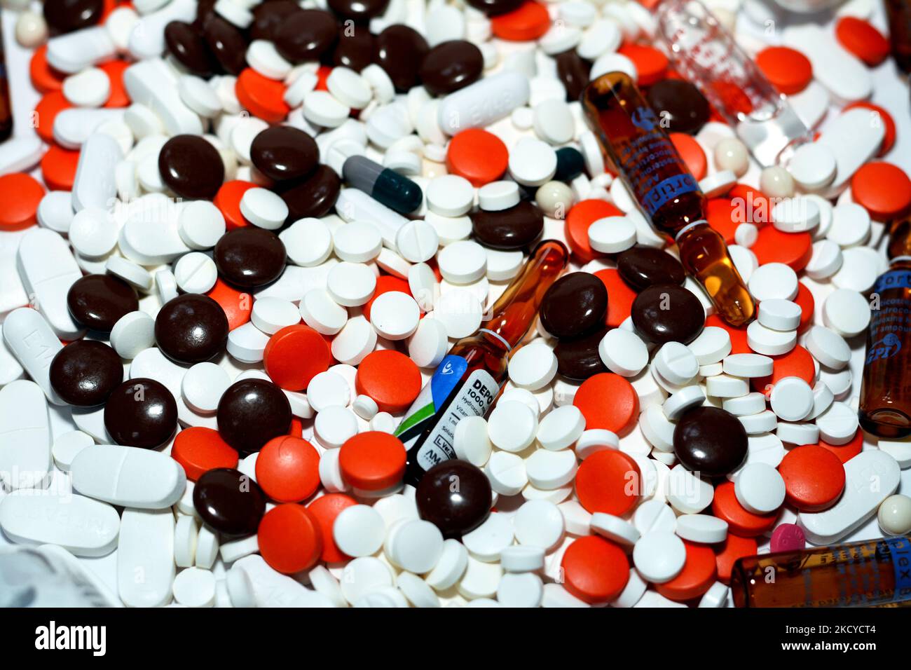 Le Caire, Egypte, 29 octobre 2022: Pile de différents comprimés médicaux, pilules, capsules et ampoules qui ont utilisé pour traiter diverses maladies et conditions, stac Banque D'Images