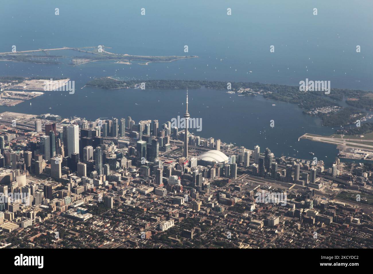 Vue aérienne de la ville de Toronto en Ontario, Ontario, Canada, on 26 août 2012. Les sites remarquables de la Tour CN et du Skydome sont illustrés ici avec les gratte-ciel du centre-ville. (Photo de Creative Touch Imaging Ltd./NurPhoto) Banque D'Images