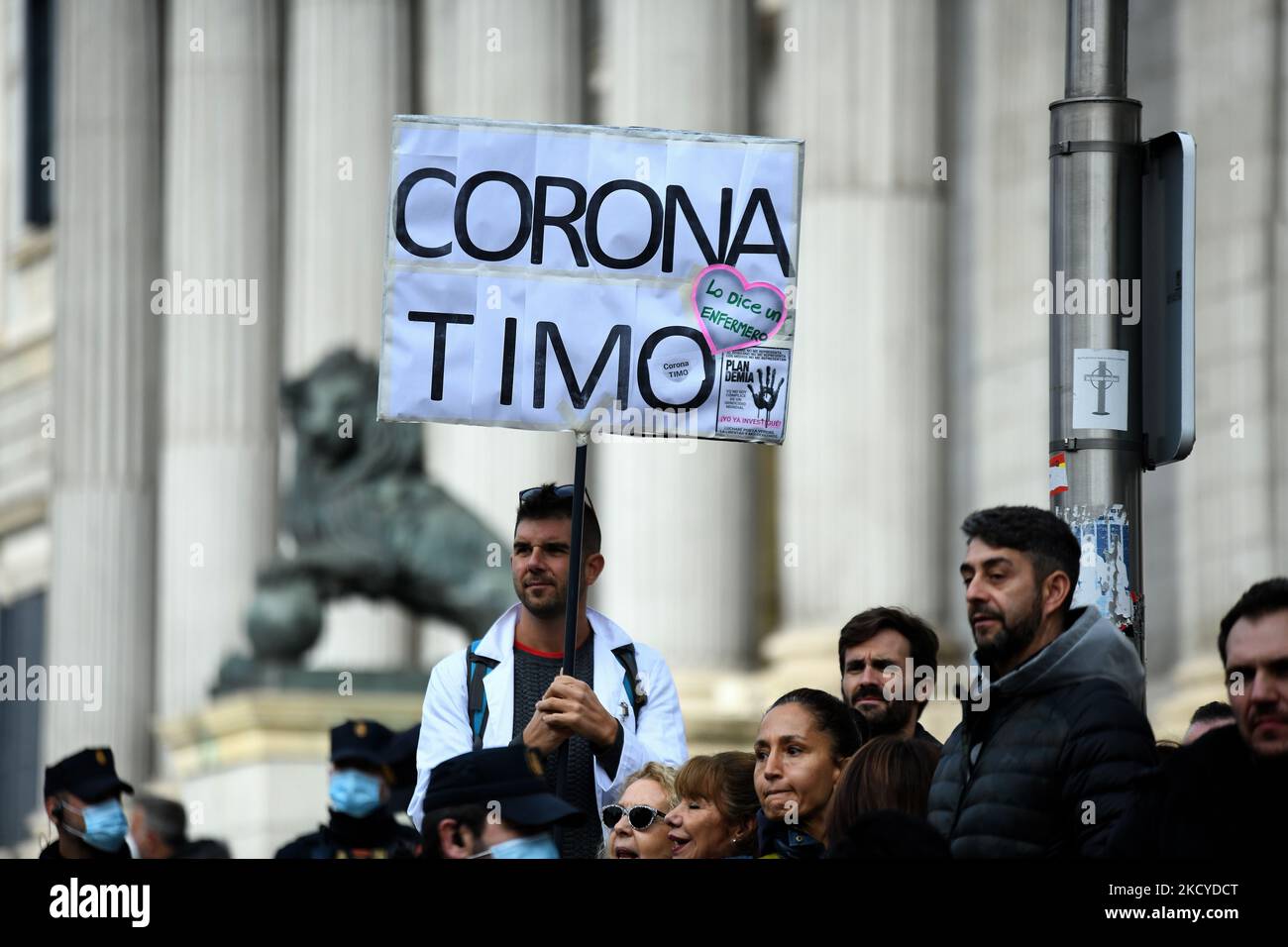 Des centaines de personnes se rassemblent à Madrid pour protester contre les masques et exprimer leur opposition sur l'utilisation obligatoire des masques faciaux et autres mesures imposées pour contenir la propagation du coronavirus le 23rd décembre 2021. (Photo de Juan Carlos Lucas/NurPhoto) Banque D'Images