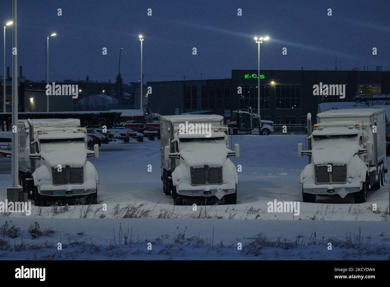 Camions couverts de neige près de l'autoroute 2, au sud d'Edmonton. Les prévisions annoncent que la région d'Edmonton sera frappée par un froid extrême à partir de Noël, avec des températures de jour tombant entre -22 C et -31 C et entre -26 C et -36 C la nuit. Mercredi, 22 décembre 2021, à Edmonton, en Alberta, Canada. (Photo par Artur Widak/NurPhoto) Banque D'Images