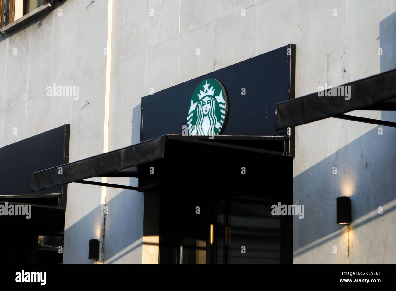 Logo Starbucks à Milan, Italie, sur 23 décembre 2021. (Photo par Mairo Cinquetti/NurPhoto) Banque D'Images