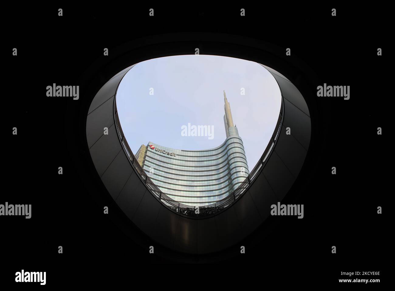 La tour Unicredit à Milan, en Italie, sur 23 décembre 2021. (Photo par Mairo Cinquetti/NurPhoto) Banque D'Images