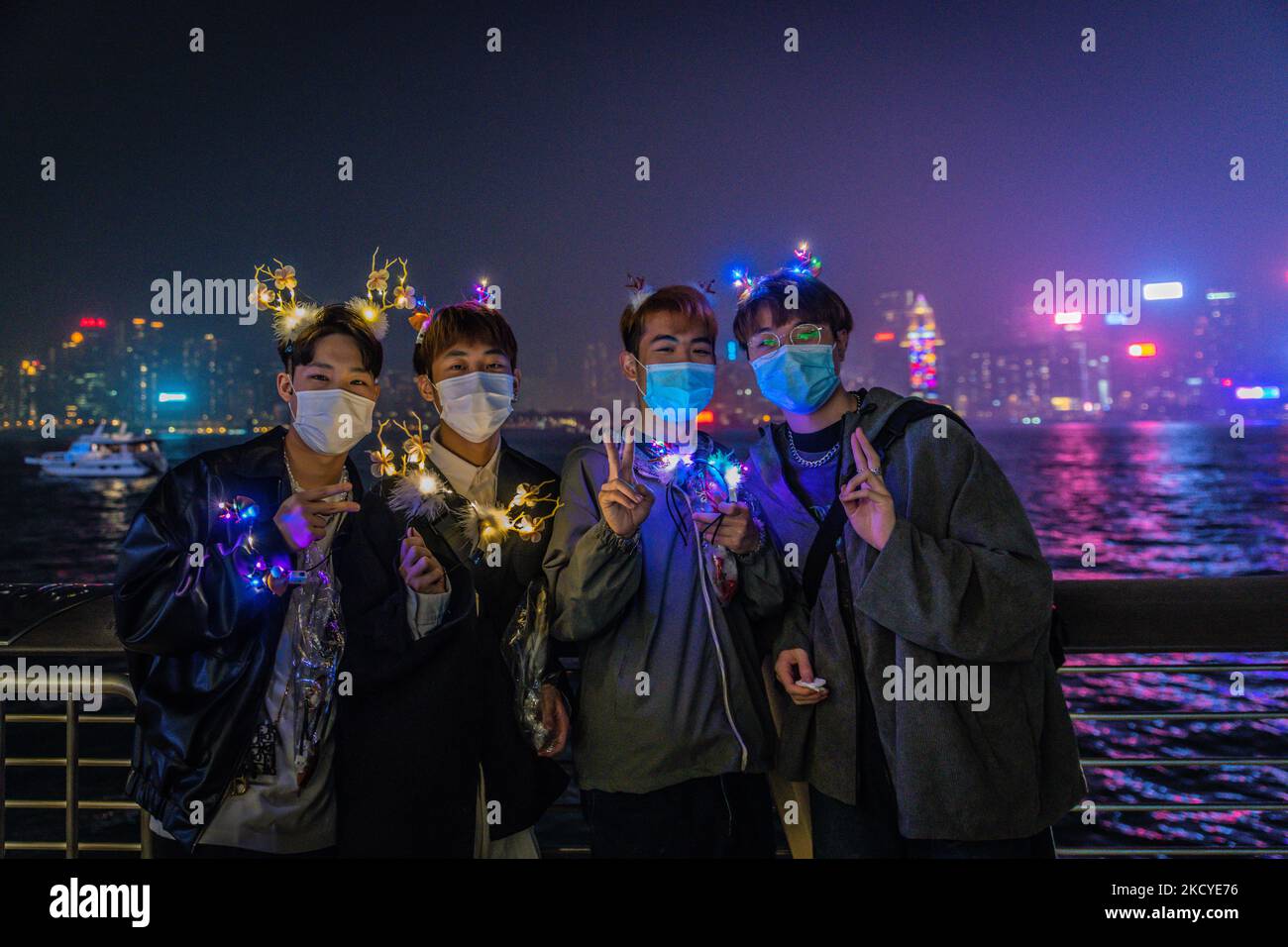 Les jeunes hommes qui vendent des ornements de Noël posent sur l'avenue des étoiles. (Photo de Marc Fernandes/NurPhoto) Banque D'Images