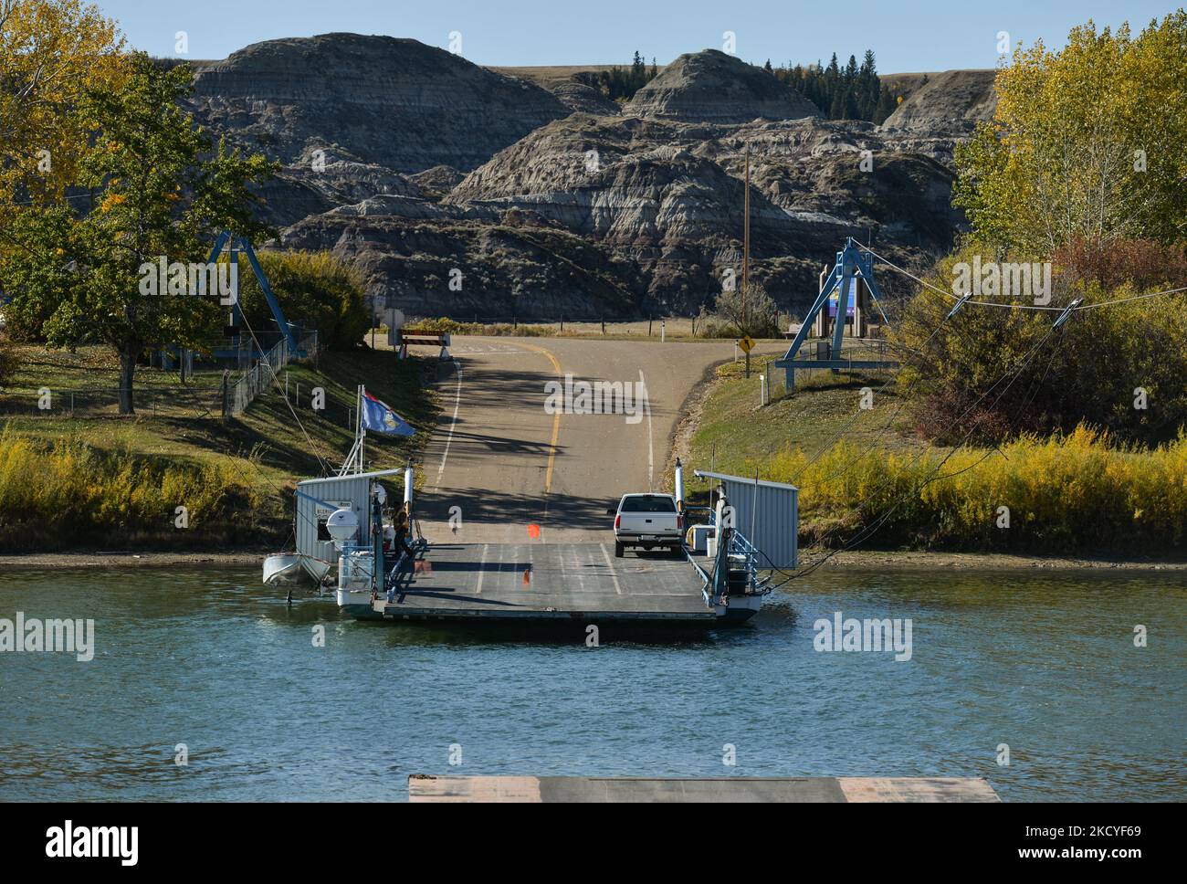 Le Bleriot Ferry, un traversier par câble qui relie les deux sections du sentier North Dinosaur Trail (autoroute 838) en traversant la rivière Red Deer du comté de Kneehill à l'ouest, au comté de Starland à l'est. Le mardi 28 septembre 2021, à Drumheller, Alberta, Canada. (Photo par Artur Widak/NurPhoto) Banque D'Images