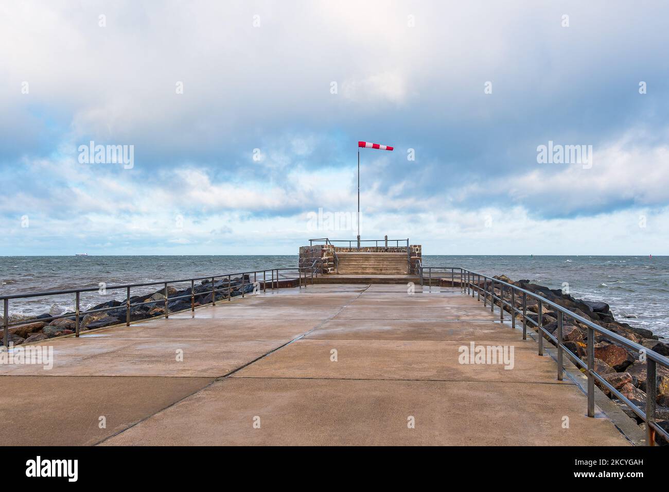 Mole sur les rives de la mer Baltique à Warnemuende, Allemagne. Banque D'Images