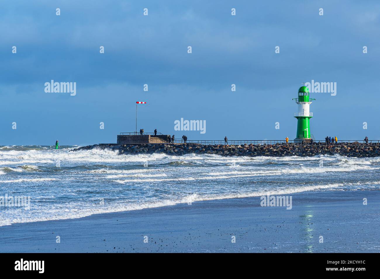 Mole sur les rives de la mer Baltique pendant la tempête Eunice à Warnemuende, Allemagne. Banque D'Images