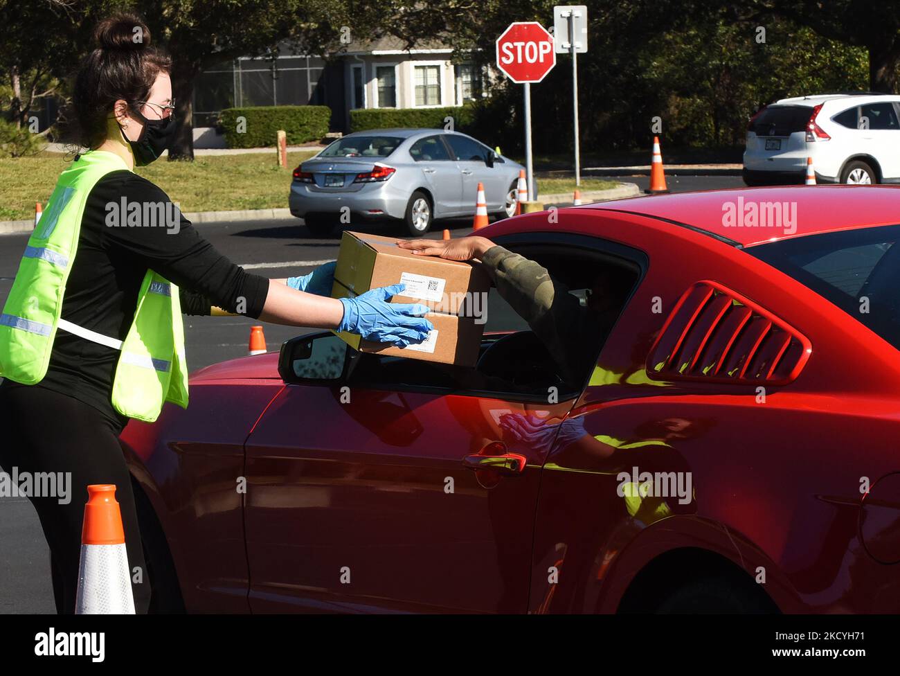 29 décembre 2021- Lac Mary, Floride, États-Unis - les travailleurs du comté de Seminole distribuent gratuitement des trousses d'essai à domicile COVID-19 aux résidents locaux à un emplacement de passage au Collège d'État de Seminole sur 29 décembre 2021, à Lake Mary, Floride. Les 10 800 kits de test rapide ont été distribués en deux heures pour répondre à la demande croissante de tests car le taux d'infection augmente en raison de la variante Omicron. (Photo de Paul Hennessy/NurPhoto) Banque D'Images