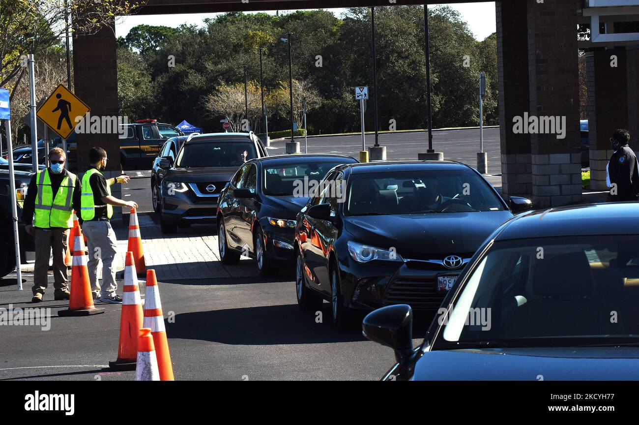 29 décembre 2021- Lac Mary, Floride, États-Unis - les gens arrivent en voiture pour recevoir gratuitement à la maison des kits d'essai COVID-19 à un emplacement de passage à Seminole State College sur 29 décembre 2021 à Lake Mary, Floride. Les 10 800 kits de test rapide ont été distribués en deux heures pour répondre à la demande croissante de tests car le taux d'infection augmente en raison de la variante Omicron. (Photo de Paul Hennessy/NurPhoto) Banque D'Images