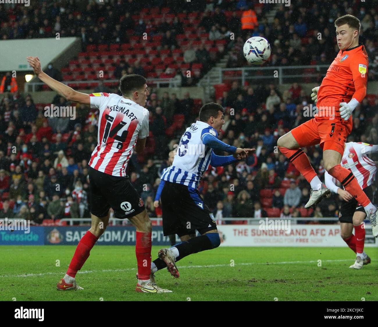 Bailey Peackock-Farrell de Sheffield mercredi sauve de Ross Stewart de Sunderland lors du match Sky Bet League 1 entre Sunderland et Sheffield mercredi au Stade de Light, Sunderland, le jeudi 30th décembre 2021. (Photo de will Matthews/MI News/NurPhoto) Banque D'Images