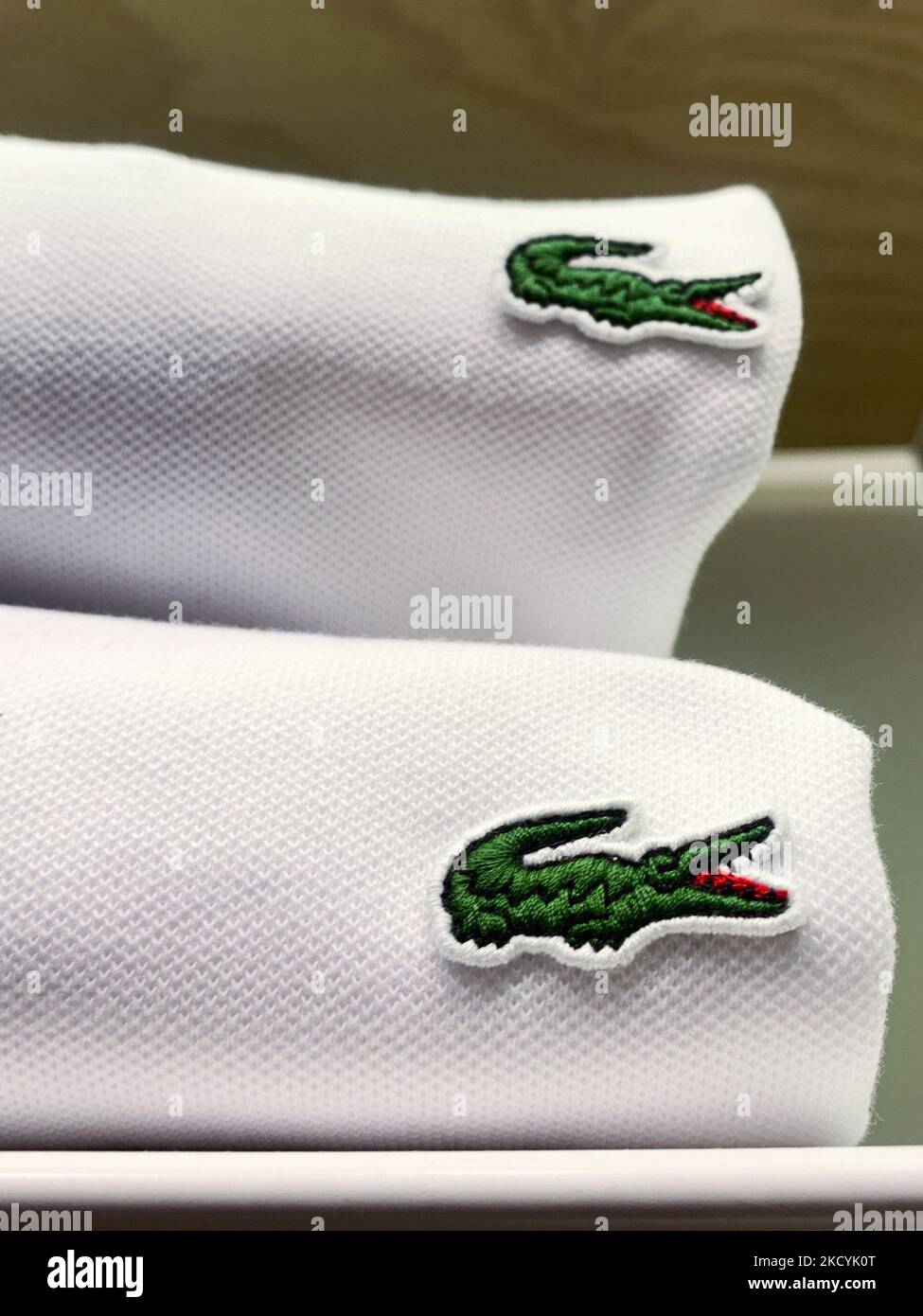 Les logos Lacoste sont visibles sur les vetements du magasin de Cracovie en Pologne sur 30 decembre 2021. Photo de Jakub Porzycki NurPhoto Photo Stock Alamy