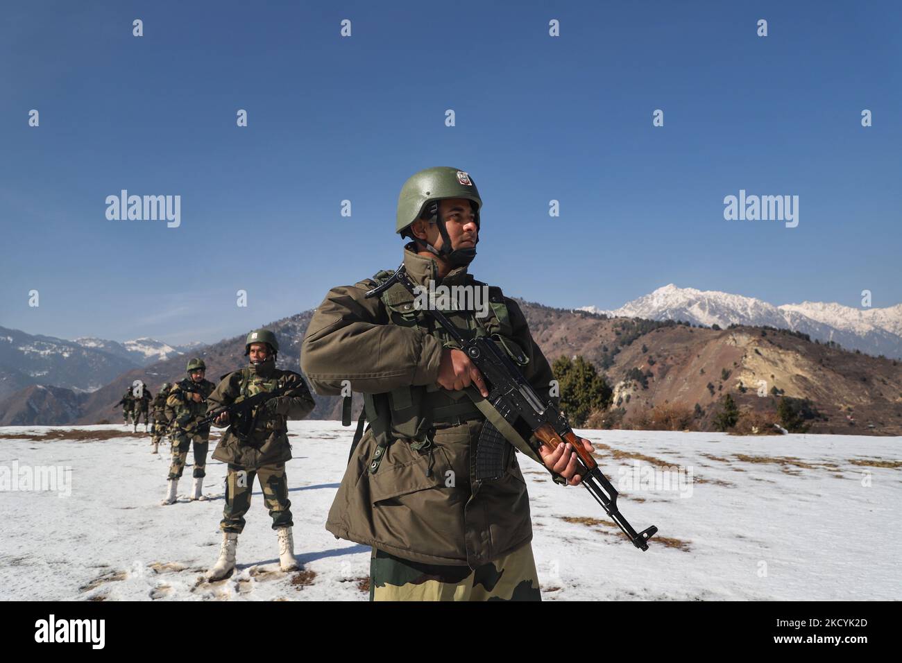 Les soldats de la Force de sécurité des frontières (FSB) sont en alerte à un poste à Baramulla, Jammu-et-Cachemire, en Inde, le 31 décembre 2021. Quelles que soient les conditions météorologiques difficiles et les températures glaciales, les soldats de la Force de sécurité frontalière (FSB) accomplissent leur devoir d'autosurveillance des frontières du Jammu-et-Cachemire. (Photo de Nasir Kachroo/NurPhoto) Banque D'Images
