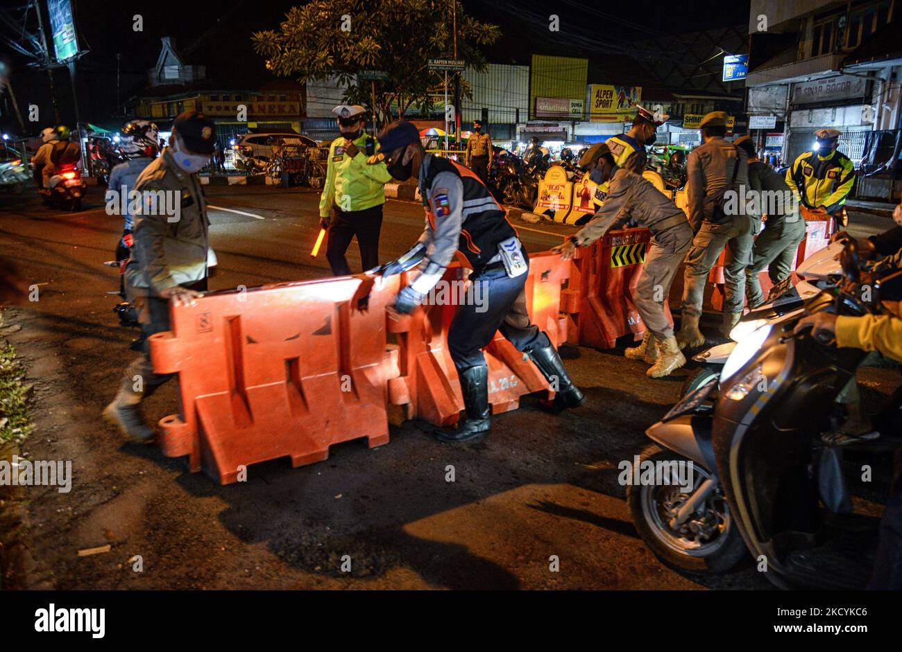 Les autorités indonésiennes gardent par une barricade les routes principales fermées à Bogor sur 31 décembre 2021, les autorités indonésiennes ont fermé les routes principales à faire respecter dans le cadre de la mesure visant à freiner la propagation de la variante d'Omicron pour célébrer la nouvelle année. (Photo par Adriana Adie/NurPhoto) Banque D'Images