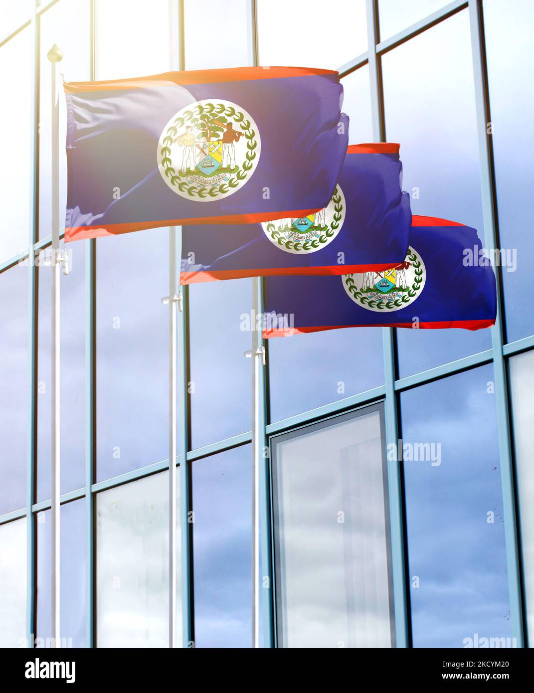 Mâts de drapeaux avec le drapeau de Belize en face du centre d'affaires Banque D'Images