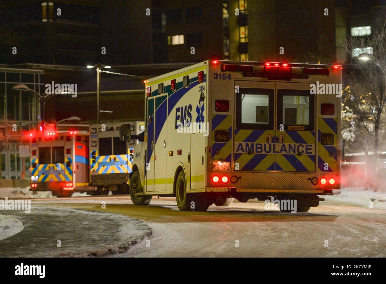 Ambulances vues à l'extérieur du service des urgences au Centre des sciences de la santé Walter C. Mackenzie (WMC) d'Edmonton, vu à la veille du nouvel an. À Edmonton, toutes les célébrations officielles ont été annulées ou reportées à la dernière minute, car la Saint-Sylvestre a coïncidé avec une vague quotidienne record de cas COVID-19, tirée par la variante Omicron en évolution rapide. Vendredi, 31 décembre 2021, à Edmonton, en Alberta, Canada. (Photo par Artur Widak/NurPhoto) Banque D'Images