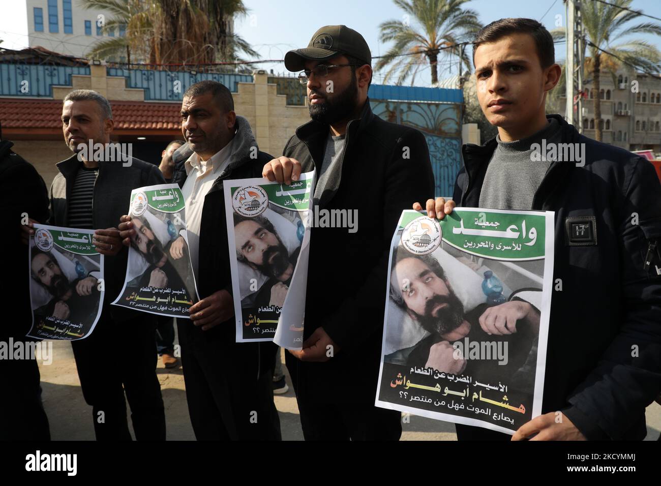 Les manifestants palestiniens tiennent des photos d'Hisham Abu Hawash, 40, Qui est en grève de la faim depuis plus de 139 jours après son arrestation et sa mise en détention administrative par Israël , devant le Haut Commissariat des Nations Unies aux droits de l'homme à Gaza, dimanche 2 janvier 2022. Des parents d'Abu Hawash ont déclaré qu'il était dans un état critique dans un hôpital israélien. (Photo de Majdi Fathi/NurPhoto) Banque D'Images