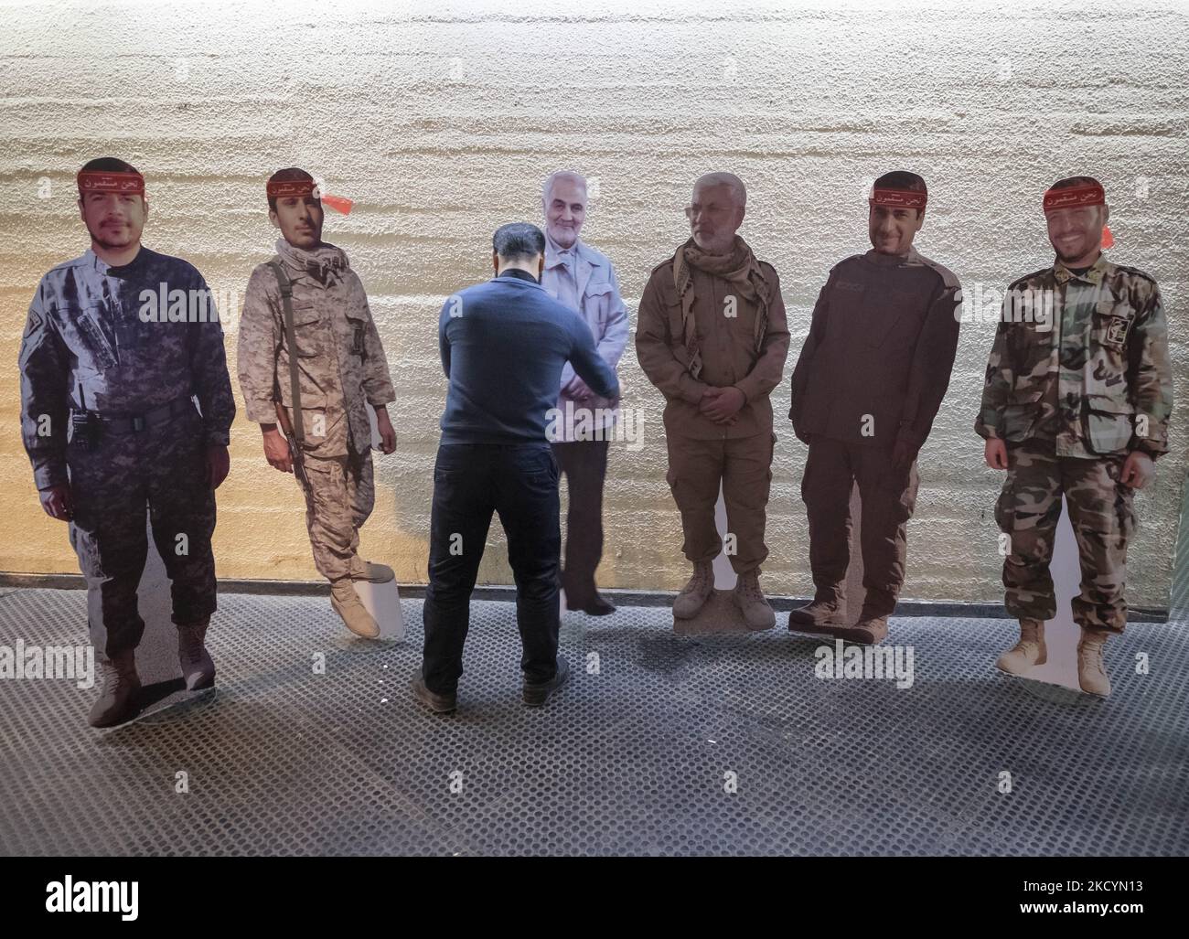 Un homme iranien place une effigie du commandant suprême de l'IRGC