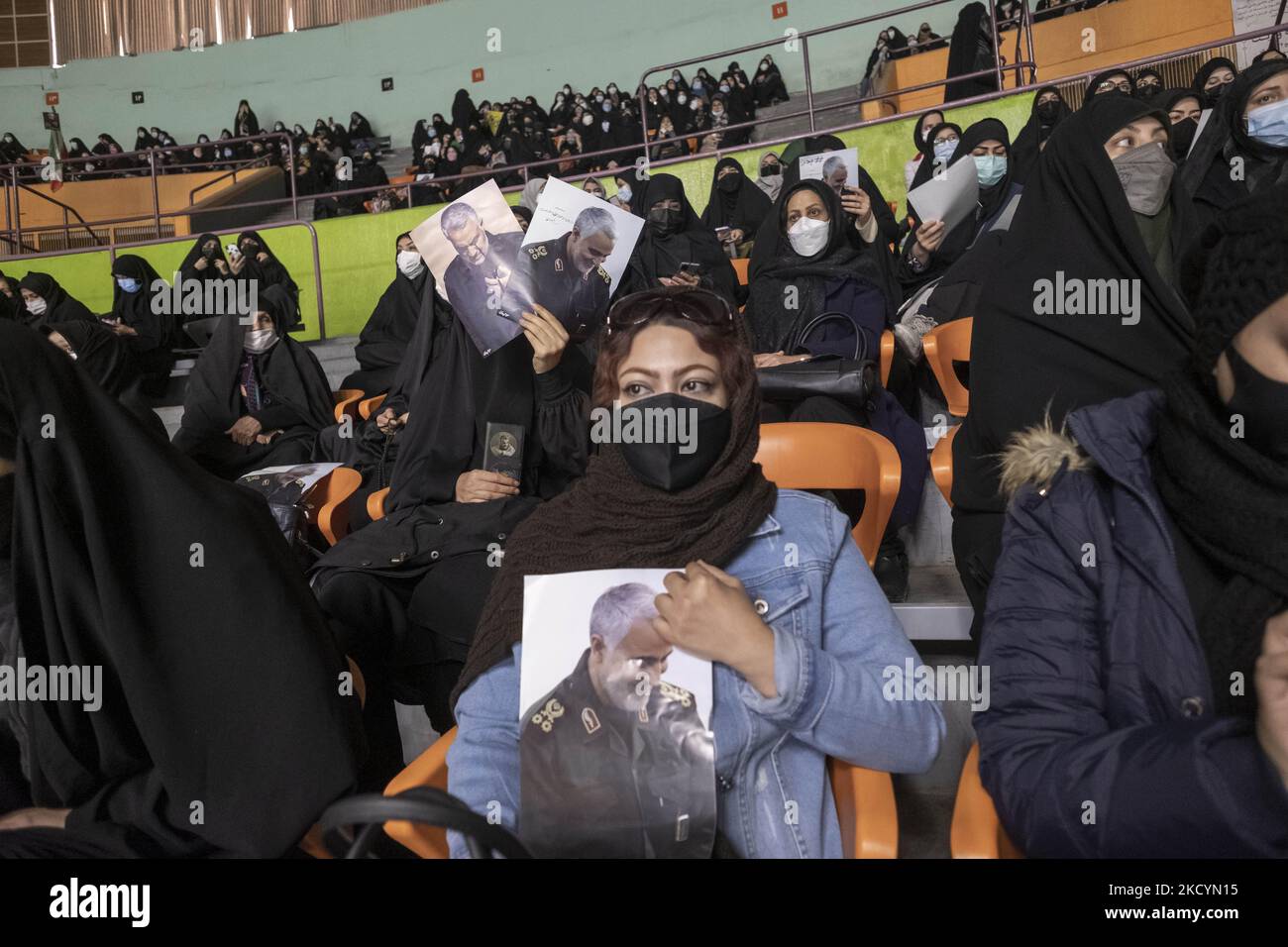 Les femmes iraniennes tiennent des portraits du commandant suprême de l