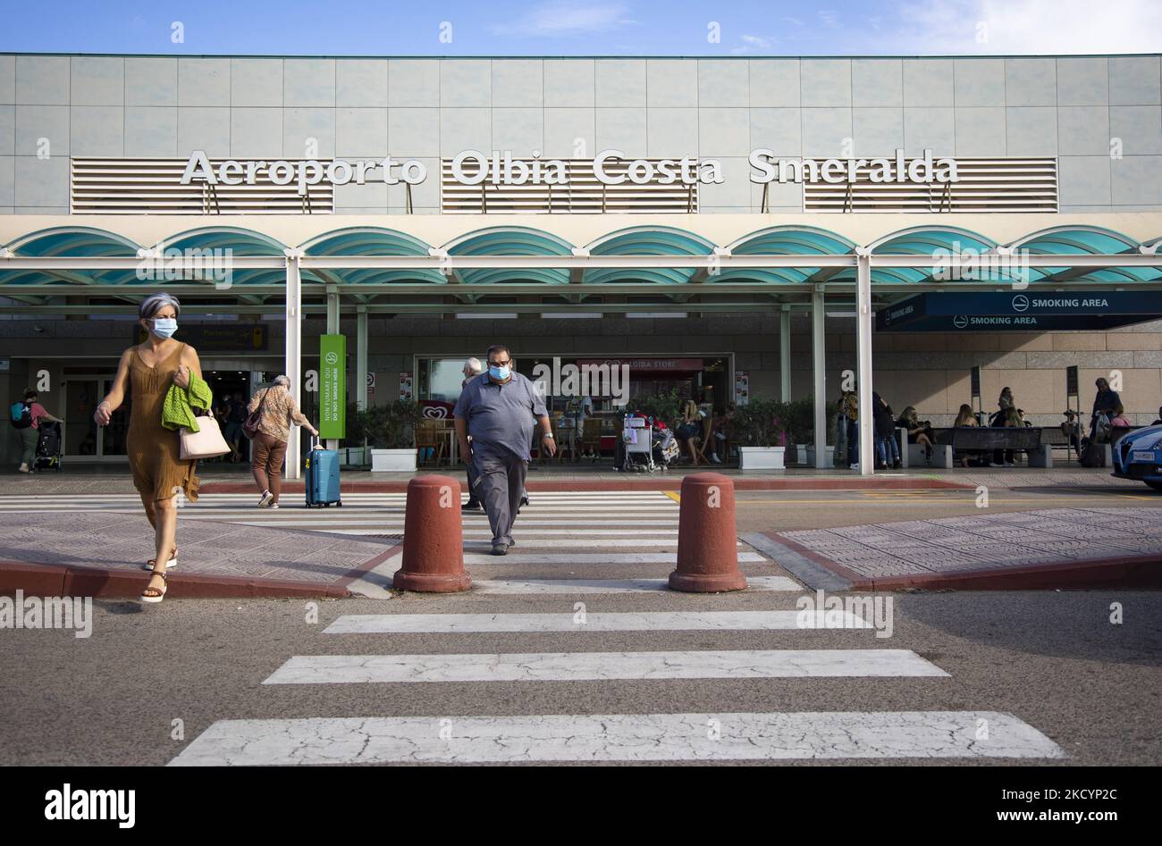 Les voyageurs portant des masques de protection contre Covid-19 et transportant des bagages marchent devant l'entrée de l'aéroport Olbia Costa Smeralda en Sardaigne, Italie sur 1 septembre 2021. (Photo par Emmanuele Contini/NurPhoto) Banque D'Images