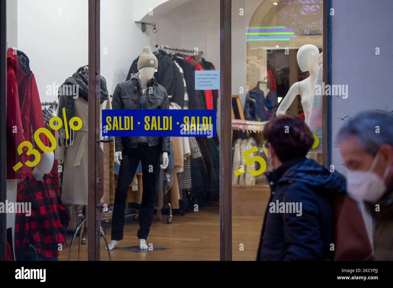 Les magasins sont configurés pour les ventes de fin de saison, à Rieti, au 4 janvier 2022. (Photo de Riccardo Fabi/NurPhoto Banque D'Images