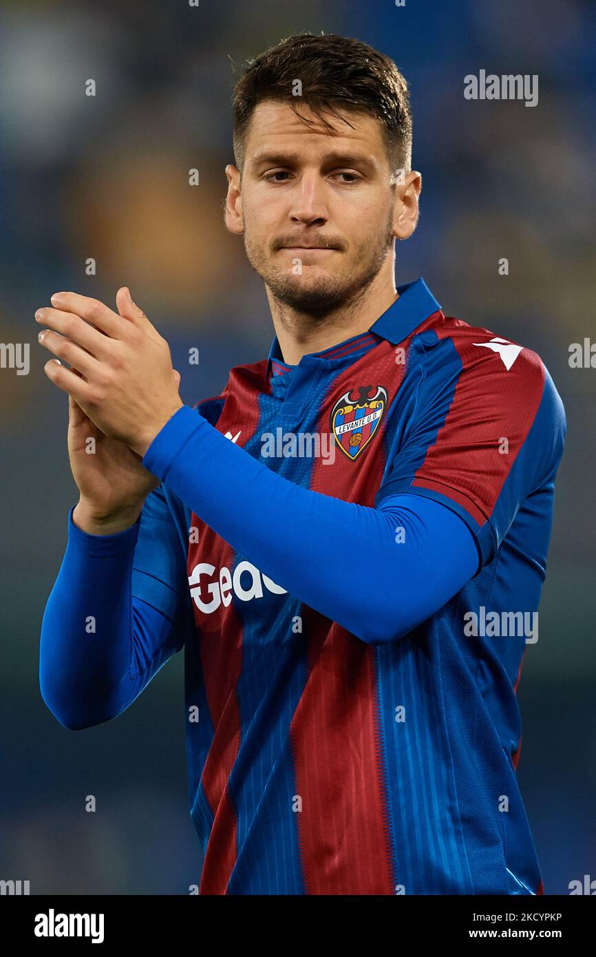 Nemanja Radoja de Levante UD applaudit la foule avant le match de la Liga Santander entre Villarreal CF et Levante UD à l'Estadio de la Ceramica, 3 janvier 2022, Villarreal, Espagne. (Photo de David Aliaga/NurPhoto) Banque D'Images