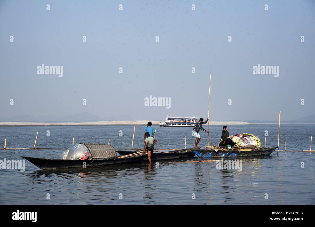 Les pêcheurs précoupent leurs bateaux pour pêcher dans le fleuve Brahmaputra, à Guwahati, Assam, Inde, le mardi 04 janvier 2022. (Photo de David Talukdar/NurPhoto) Banque D'Images