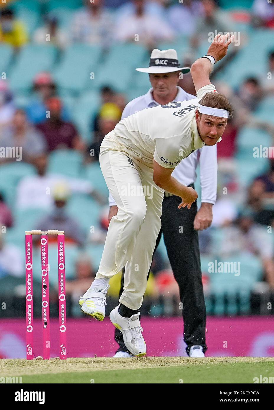 Stuart Broad de l'Angleterre s'est mis à la pétanque pendant la première journée du quatrième match de test de la série Ashes entre l'Australie et l'Angleterre au terrain de cricket de Sydney sur 05 janvier 2022 à Sydney, en Australie. (Usage éditorial uniquement) Banque D'Images