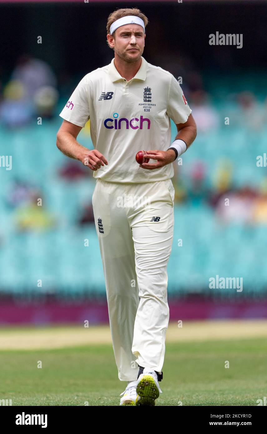 Stuart Broad, d'Angleterre, regarde pendant le premier jour du quatrième match de test de la série Ashes entre l'Australie et l'Angleterre au Sydney Cricket Ground, le 05 janvier 2022 à Sydney, en Australie.(Usage éditorial uniquement) Banque D'Images