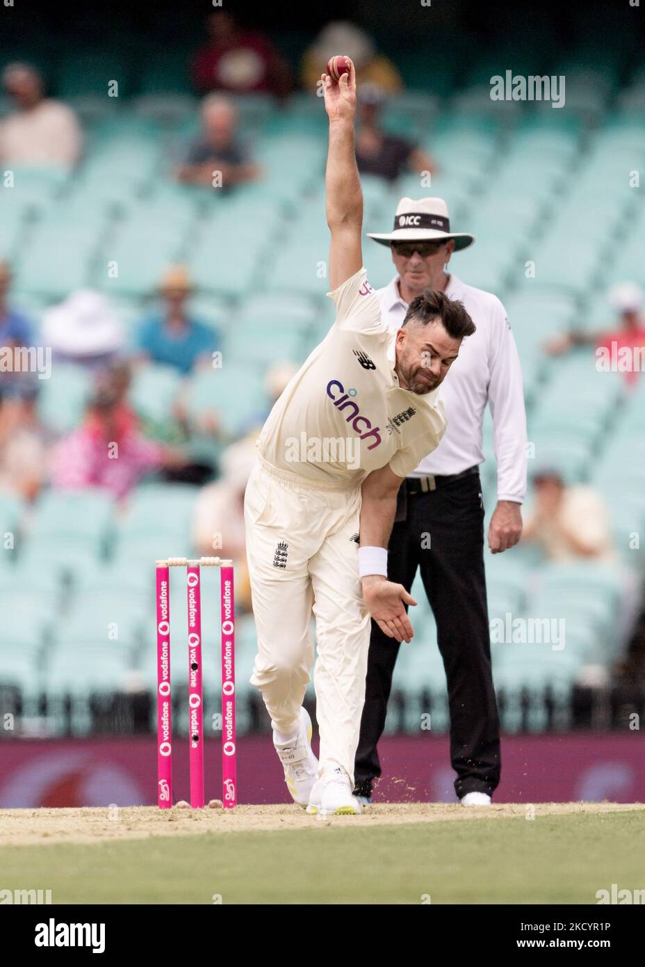 James Anderson, d'Angleterre, s'est mis à la pétanque le 05 janvier 2022 à Sydney, en Australie, lors de la première journée du quatrième Test-match de la série Ashes entre l'Australie et l'Angleterre.(Usage éditorial uniquement) Banque D'Images